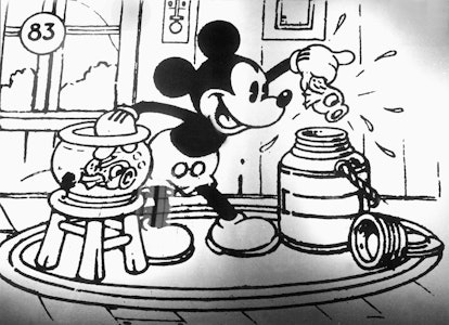 Szene aus einem schwarz-weiß Comic von 1930 mit der Mickey Mouse-Figur von Walt Disney, die in jenem...