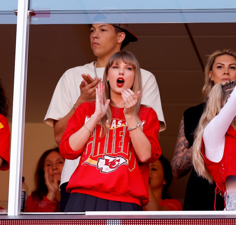 KANSAS CITY, MISSOURI - OCTOBER 22: Taylor Swift and Brittany Mahomes cheer during a game between th...