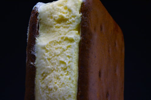 Details of a traditional vanilla ice cream sandwich.