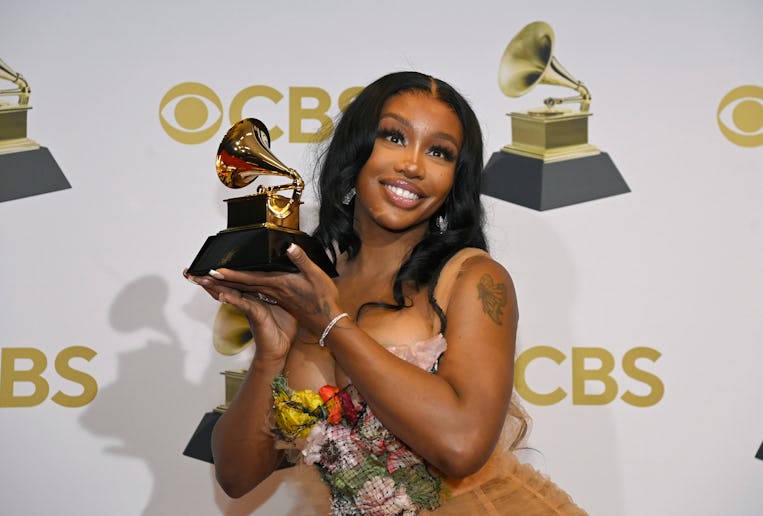 LAS VEGAS, NEVADA - APRIL 03: SZA winner of the Best Pop Duo Group Performance Award for 'Kiss Me Mo...