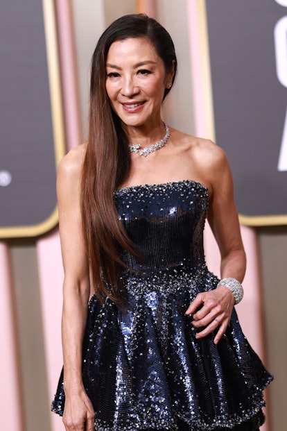 Michelle Yeoh long side-parted hair at golden globes 2023