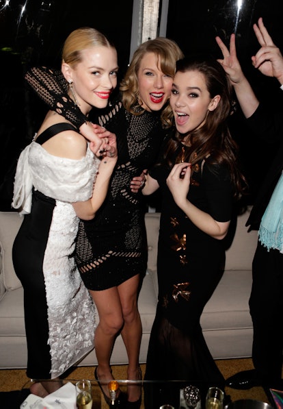 BEVERLY HILLS, CA - JANUARY 12:  (L-R) Actress Jaime King, singer Taylor Swift, and actress Hailee S...