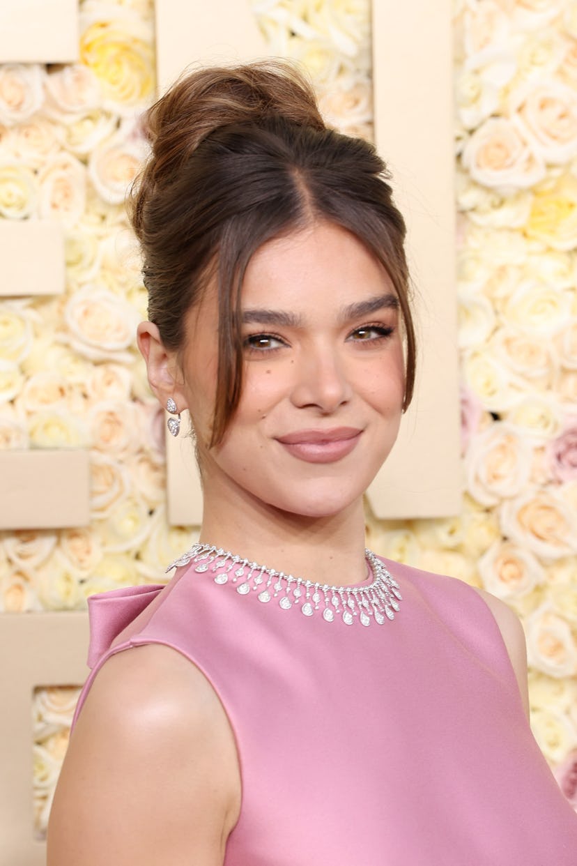 Hailee Steinfeld wore soft makeup and a vintage updo at the 2024 Golden Globe Awards.
