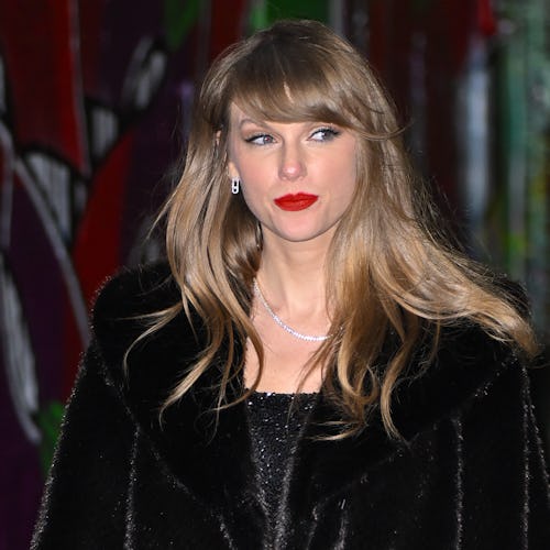 Taylor Swift glitter nails 2024 Golden Globes 