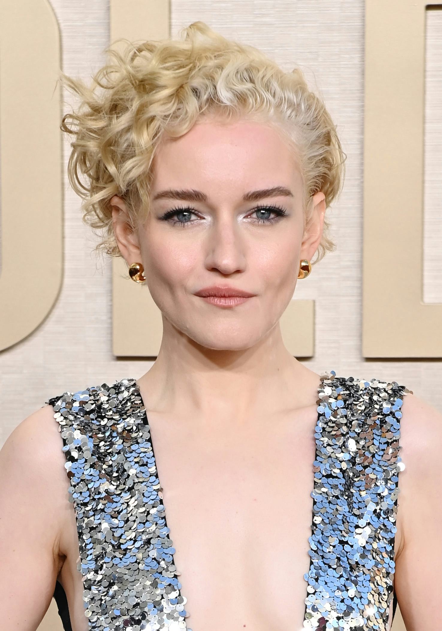 Julia Garner&rsquo;s &rsquo;80s side-swept curls at the 2024 Golden Globes.