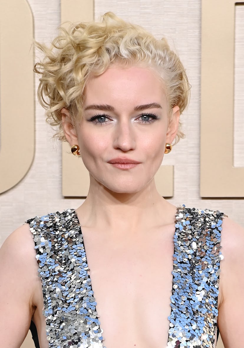 Julia Garner’s ’80s side-swept curls at the 2024 Golden Globes.