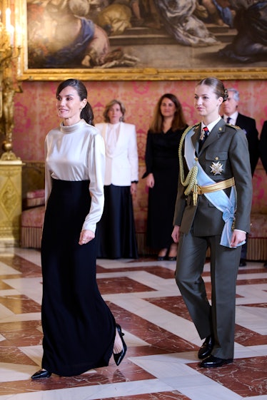 İspanya Kraliçesi Letizia (solda) ve İspanya Veliaht Prensesi Leonor (sağda) Pascua askeri törenine katılıyor...