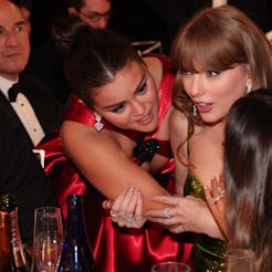 Taylor Swift & Selena Gomez's Golden Globes Gossip Session Has Gone Viral