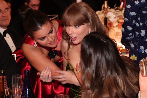 Taylor Swift & Selena Gomez's Golden Globes Gossip Session Has Gone Viral