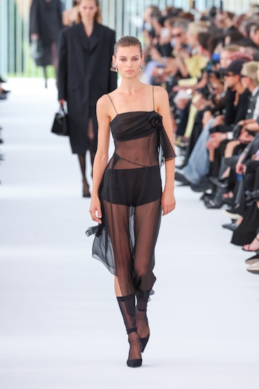 Bir model, Paris Fas kapsamında Givenchy Kadın Giyim İlkbahar/Yaz 2024 defilesi sırasında podyumda yürüyor.