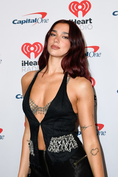 Dua Lipa's exposed bra was so fall-coded.