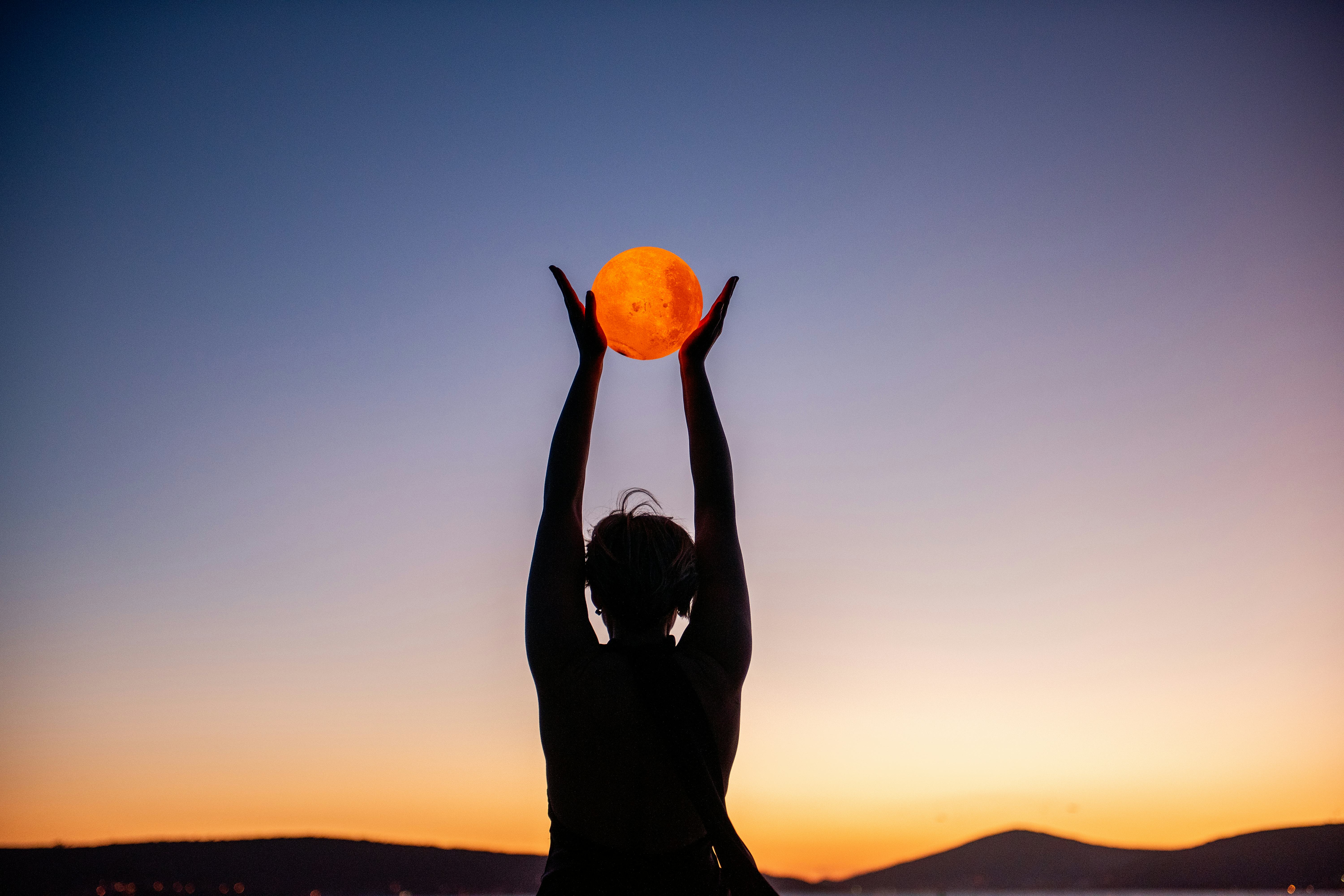 How to manifest during the October full moon.