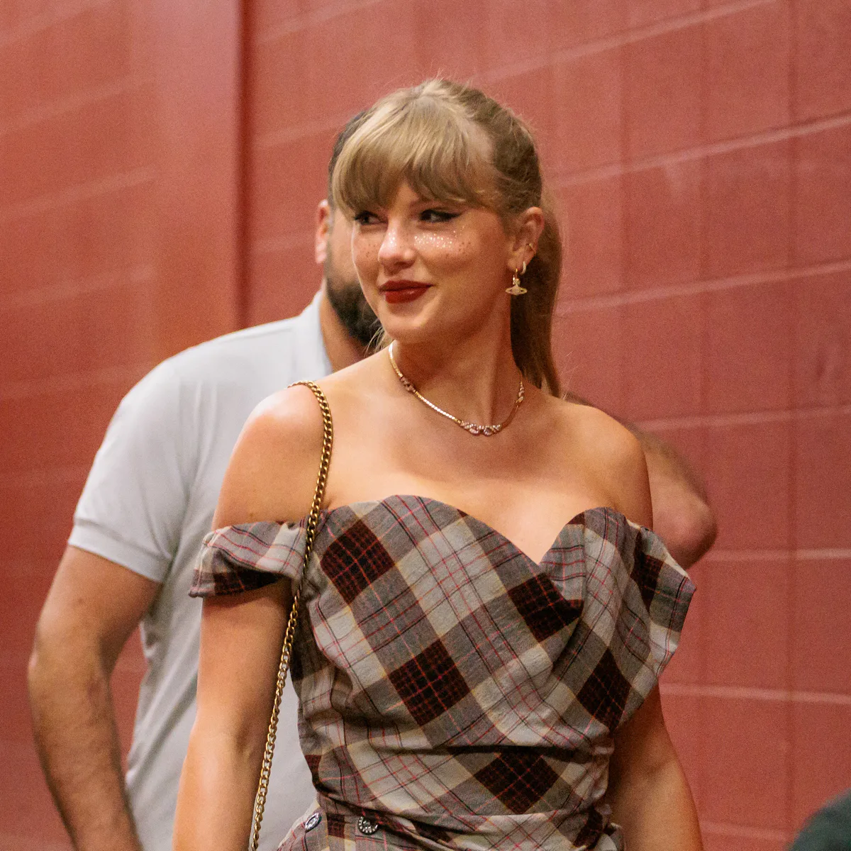 Taylor Swift's Velvet Date Night Outfit Is Subtly 'Reputation'-Coded Taylor Swift's Velvet Date Night Outfit Is Subtly 'Reputation'-Coded