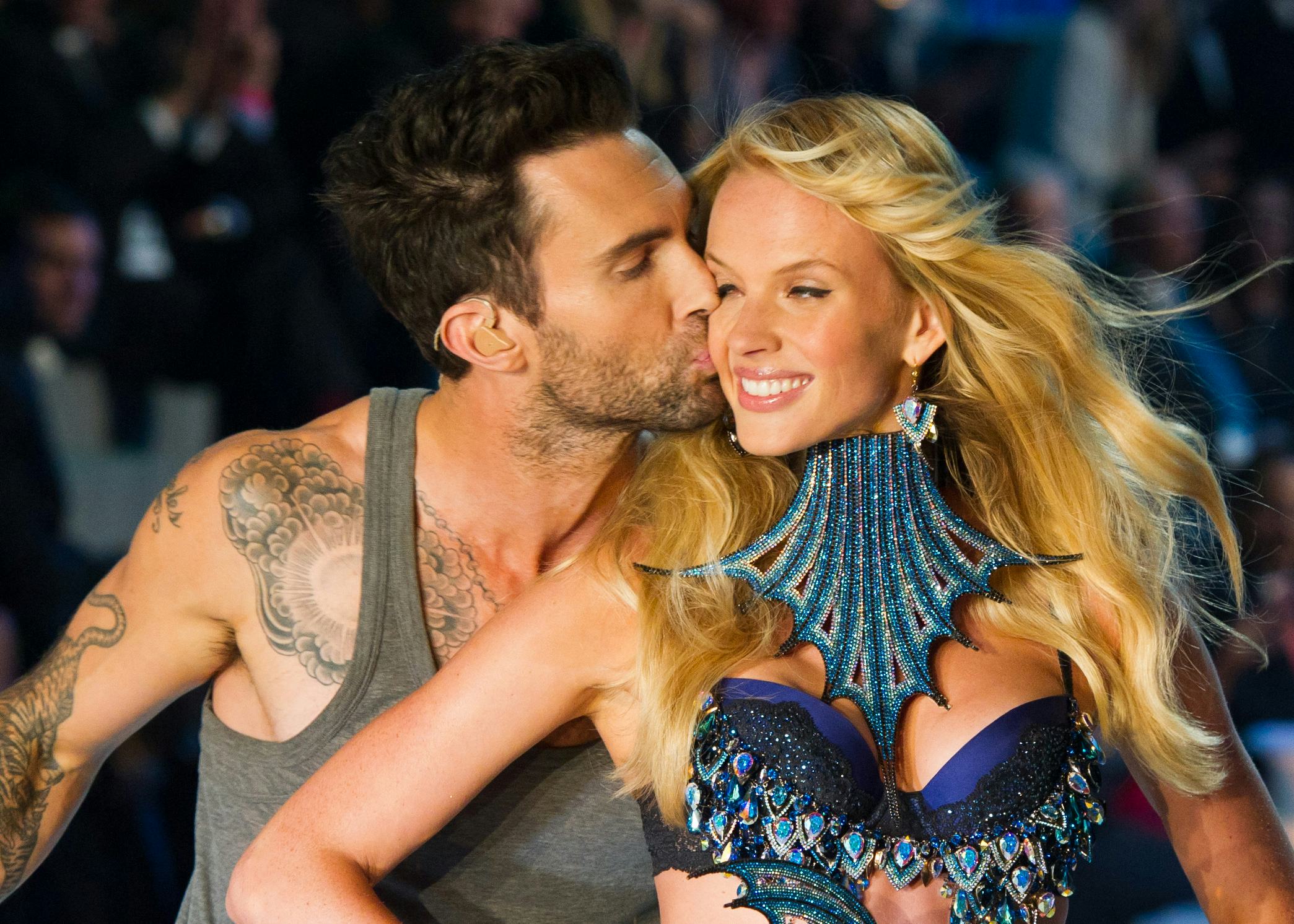 Adam Levine (L) of Maroon 5 and model Anne V perform during the 2011 Victoria&rsquo;s Secret Fashion Show &hellip;