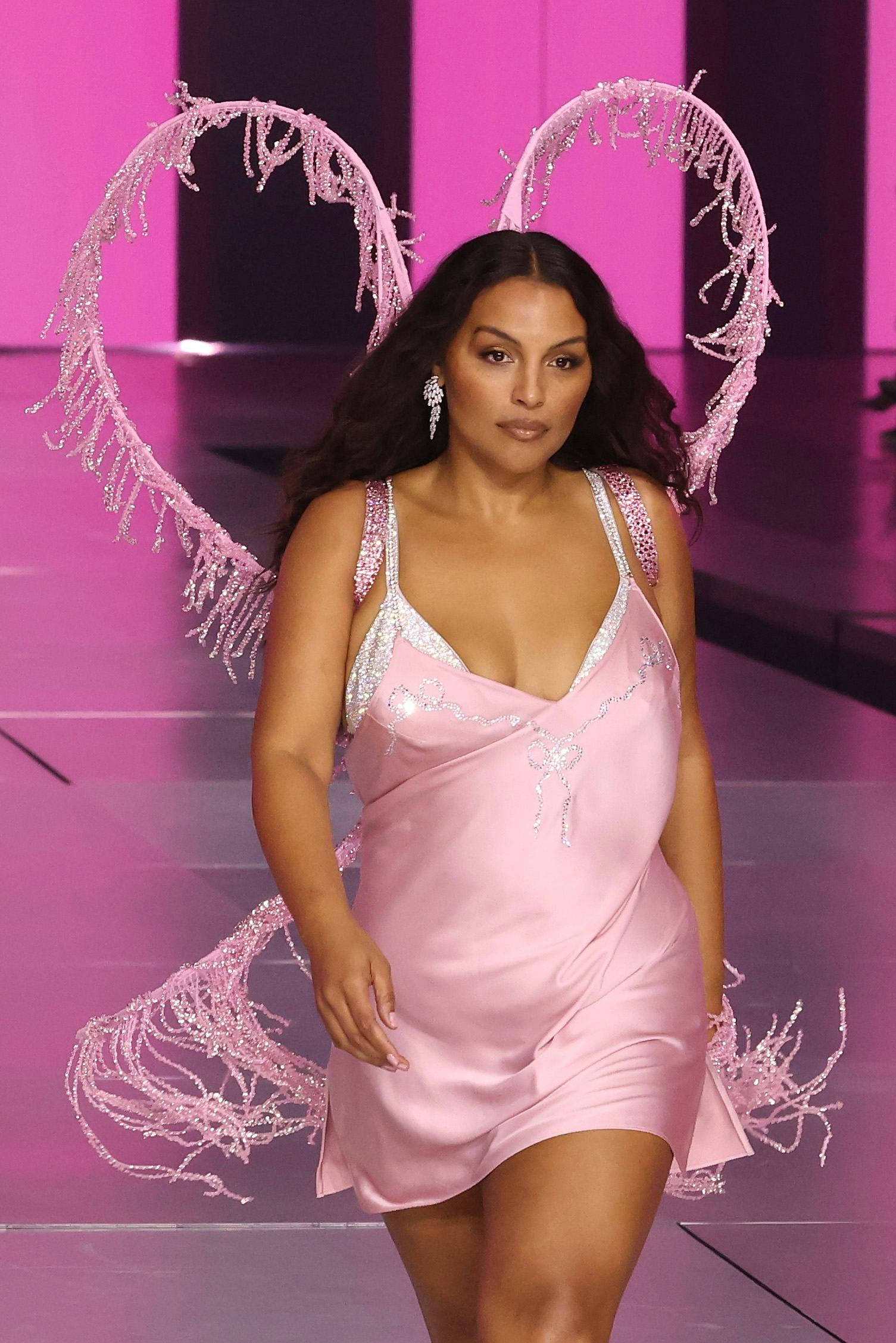 Paloma Elsesser wore goddess waves at the 2024 Victoria&rsquo;s Secret Fashion Show.