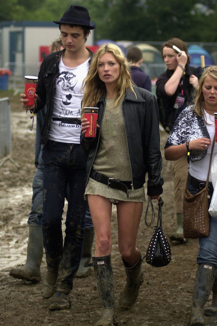 GLASTONBURY, ENGLAND - JUNE 25: Kate Moss and Pete Doherty walk backstage on the second day of the G...