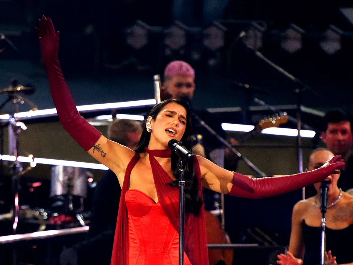Dua Lipa's Opera Dress Is a Recreation of a Y2K Haute Couture Stunner Dua Lipa's Opera Dress Is a Recreation of a Y2K Haute Couture Stunner