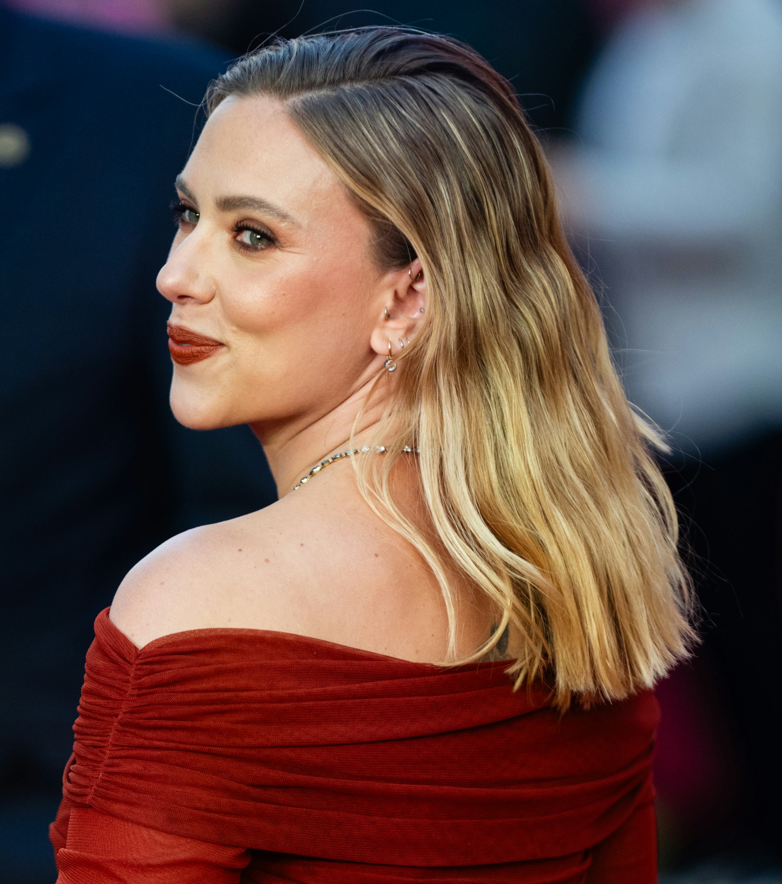 Scarlett Johansson's Best Hairstyles Add Edge To Old Hollywood Glamour