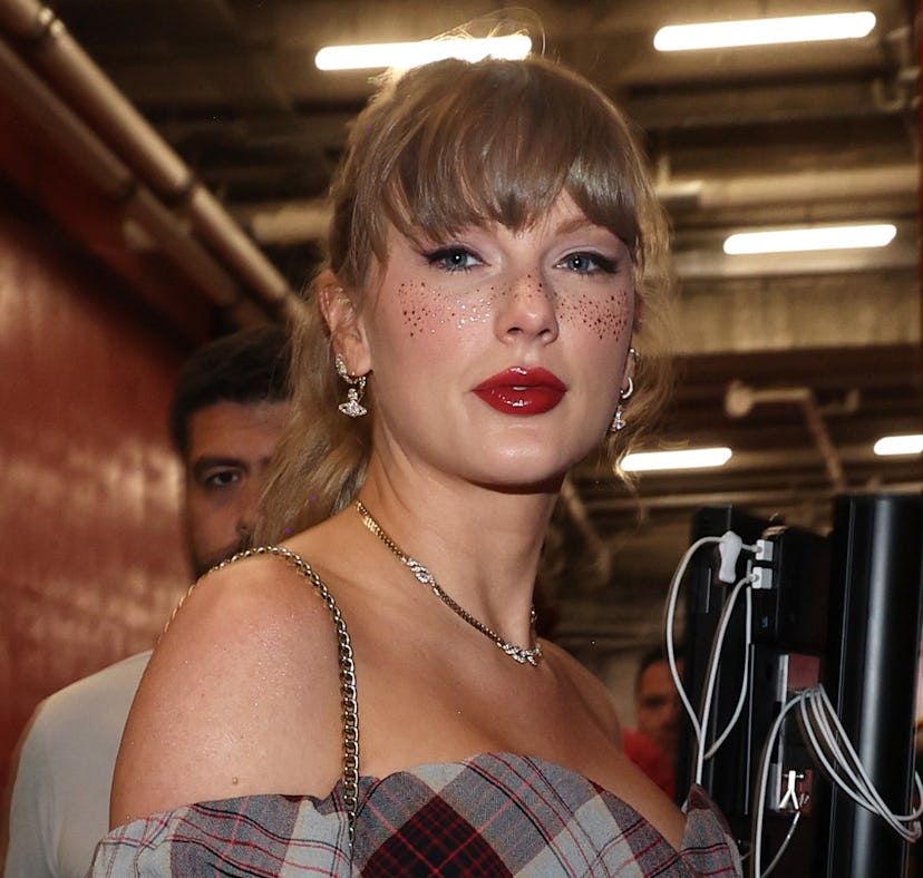 Fans are wanting to know where to buy Taylor Swift's glitter freckles that she wore to Travis Kelce'...