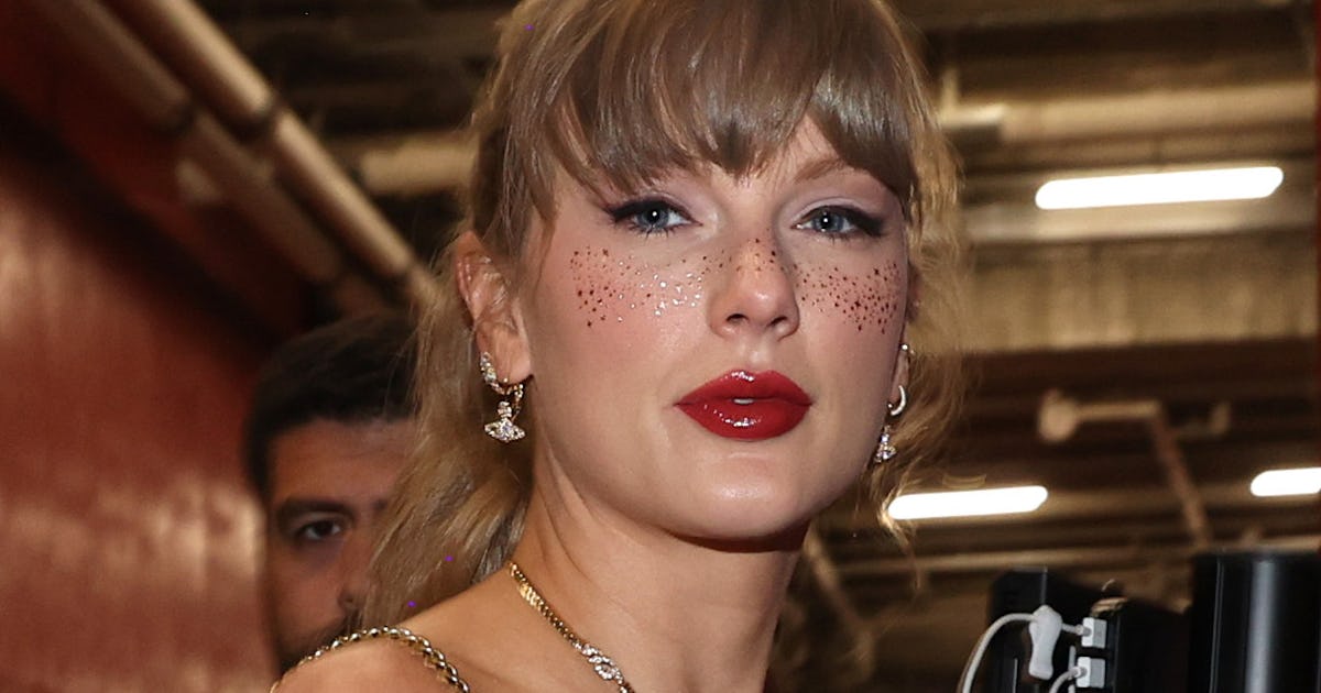 Taylor Swift Wore Gold Freckle Tattoos To A Chiefs Game Taylor Swift Wore Gold Freckle Tattoos To A Chiefs Game