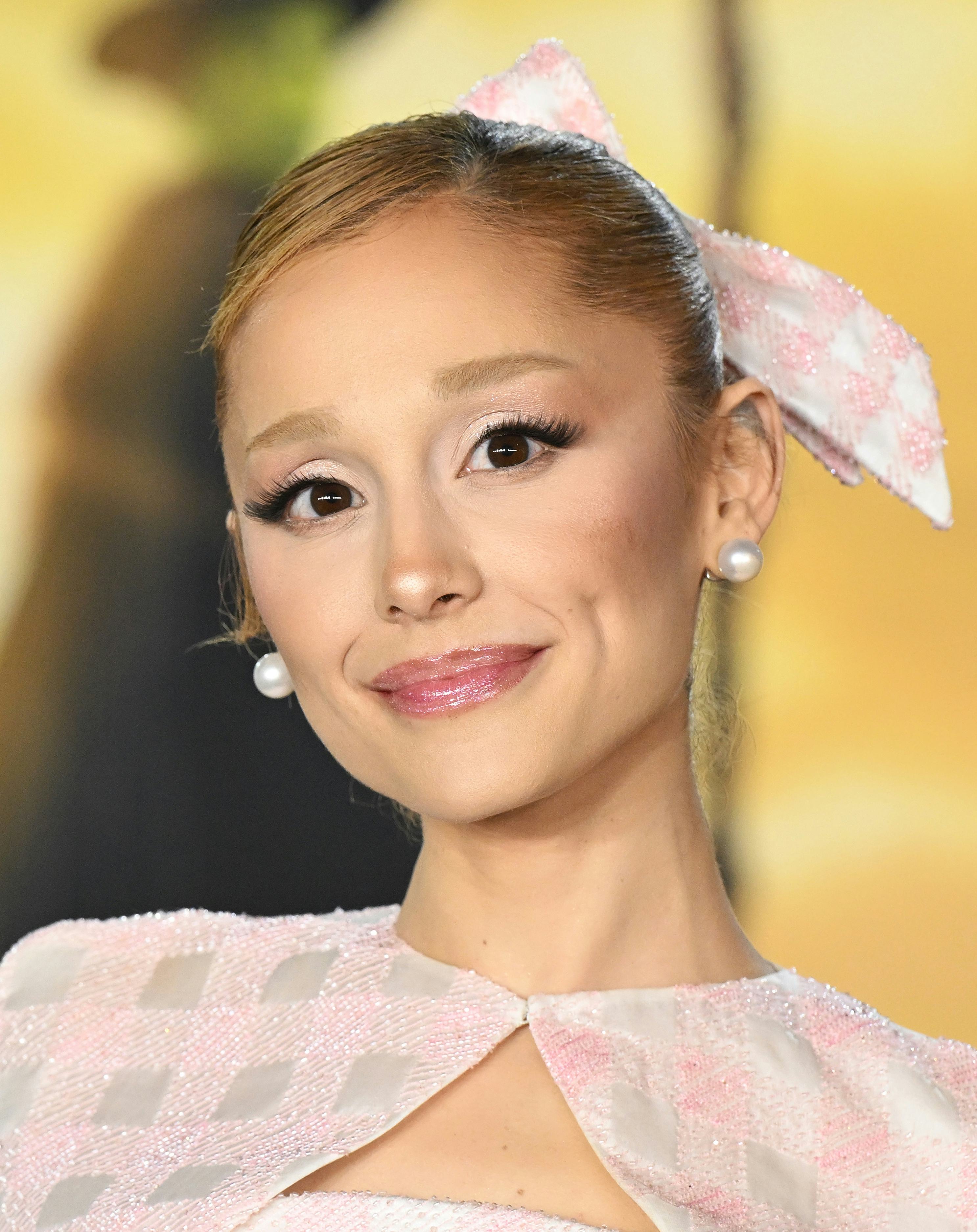 Ariana Grande s Wicked Premiere Makeup Was So Balletcore