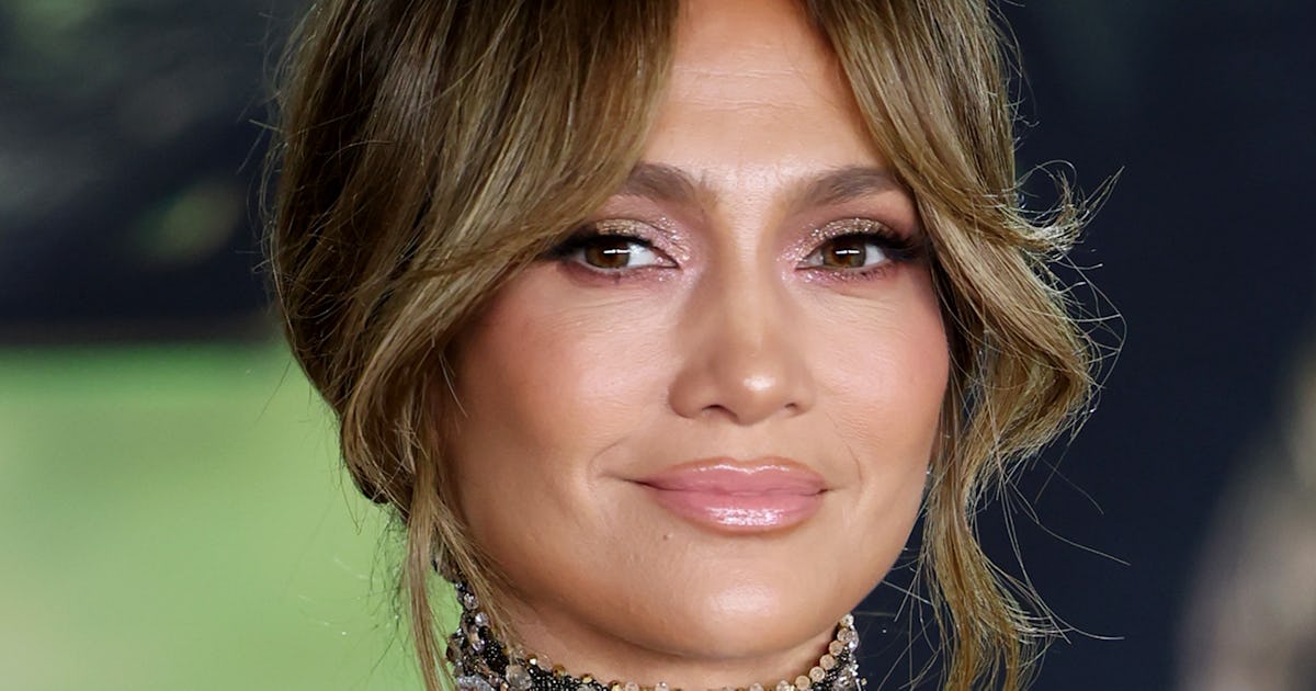Jennifer Lopez’s Glamorous Crystal Nails Are Absolutely Stunning Jennifer Lopez’s Glamorous Crystal Nails Are Absolutely Stunning