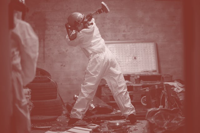 PRODUCTION - 24 October 2024, North Rhine-Westphalia, Hattingen: Two visitors hit objects in a rage ...