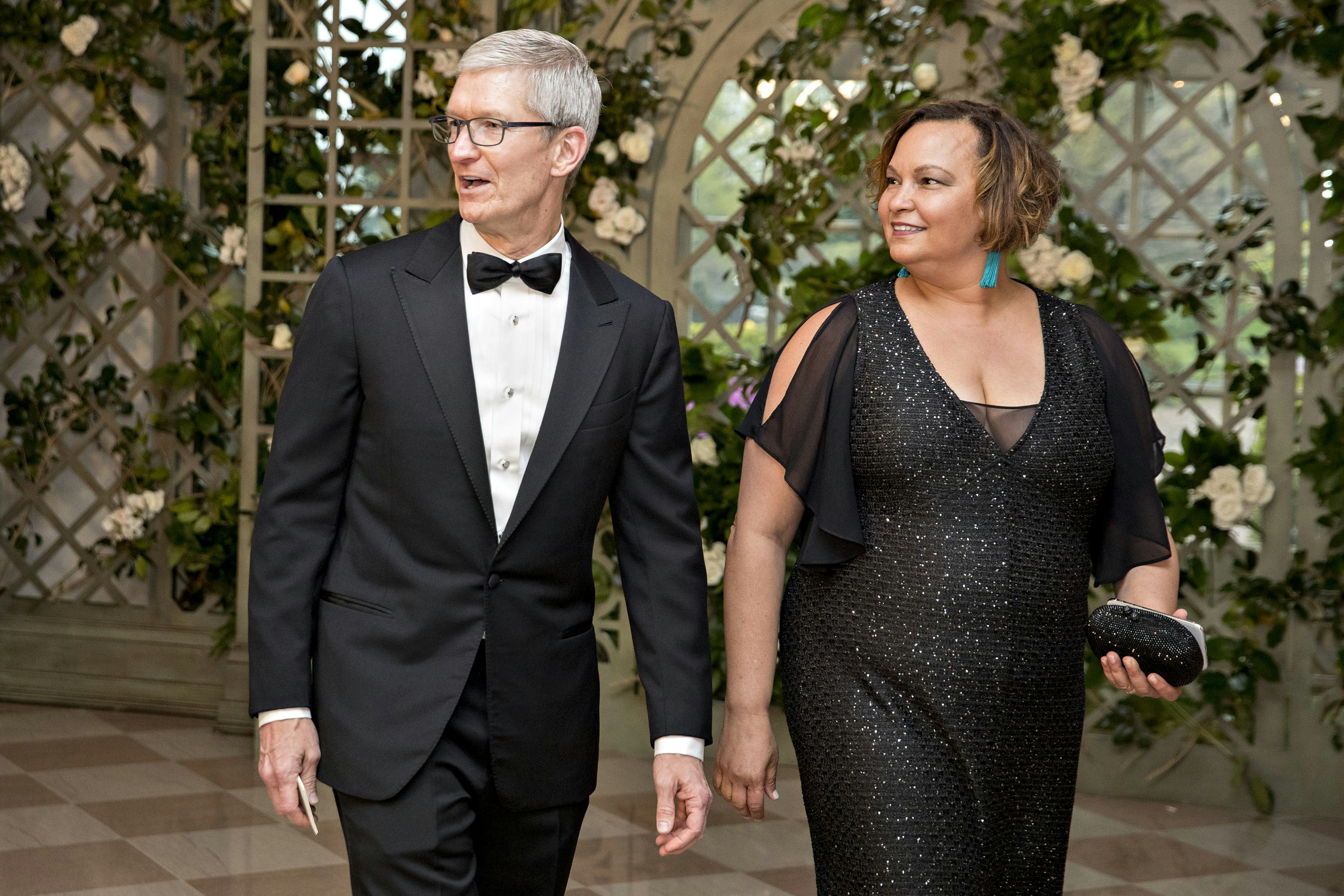 Tim Cook, chief executive officer of Apple Inc., left, and Lisa Jackson, vice president of environme&hellip;