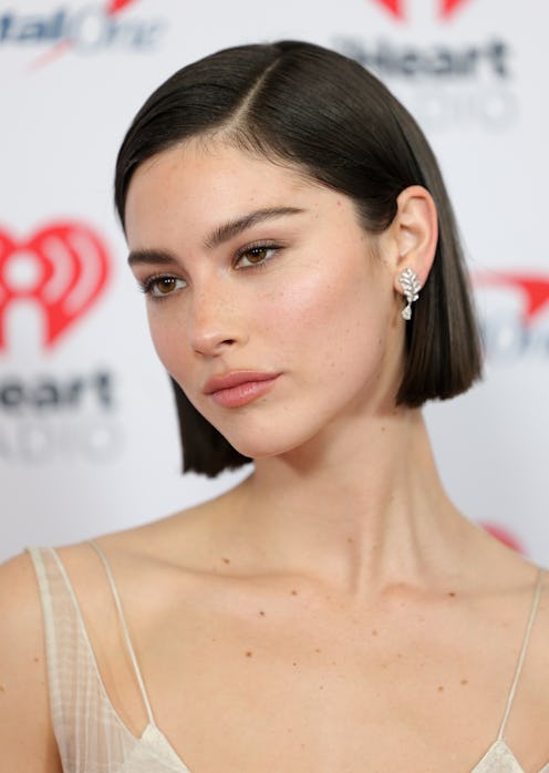 Gracie Abrams sleek bob