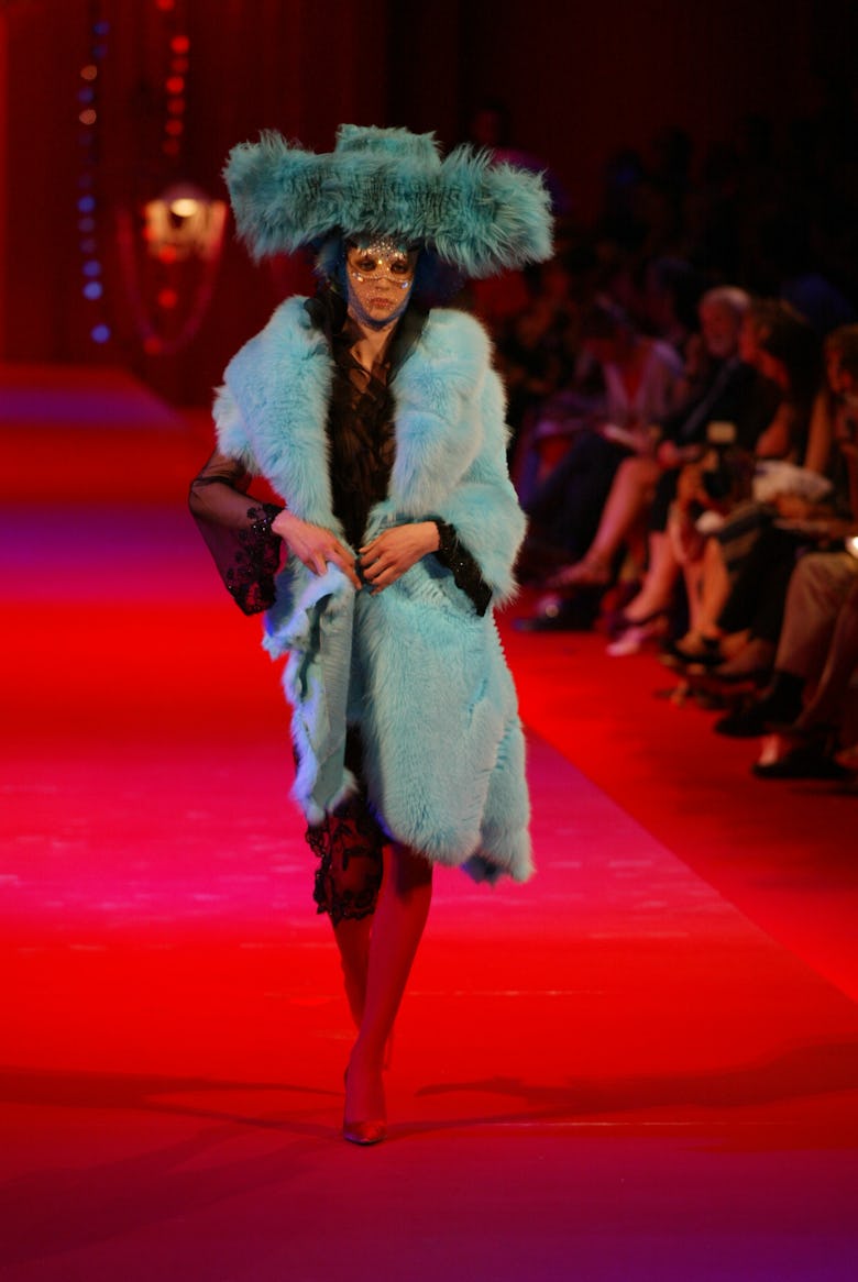 Un mannequin sur le podium du défilé Christian Lacroix Automne 2002 à Paris.