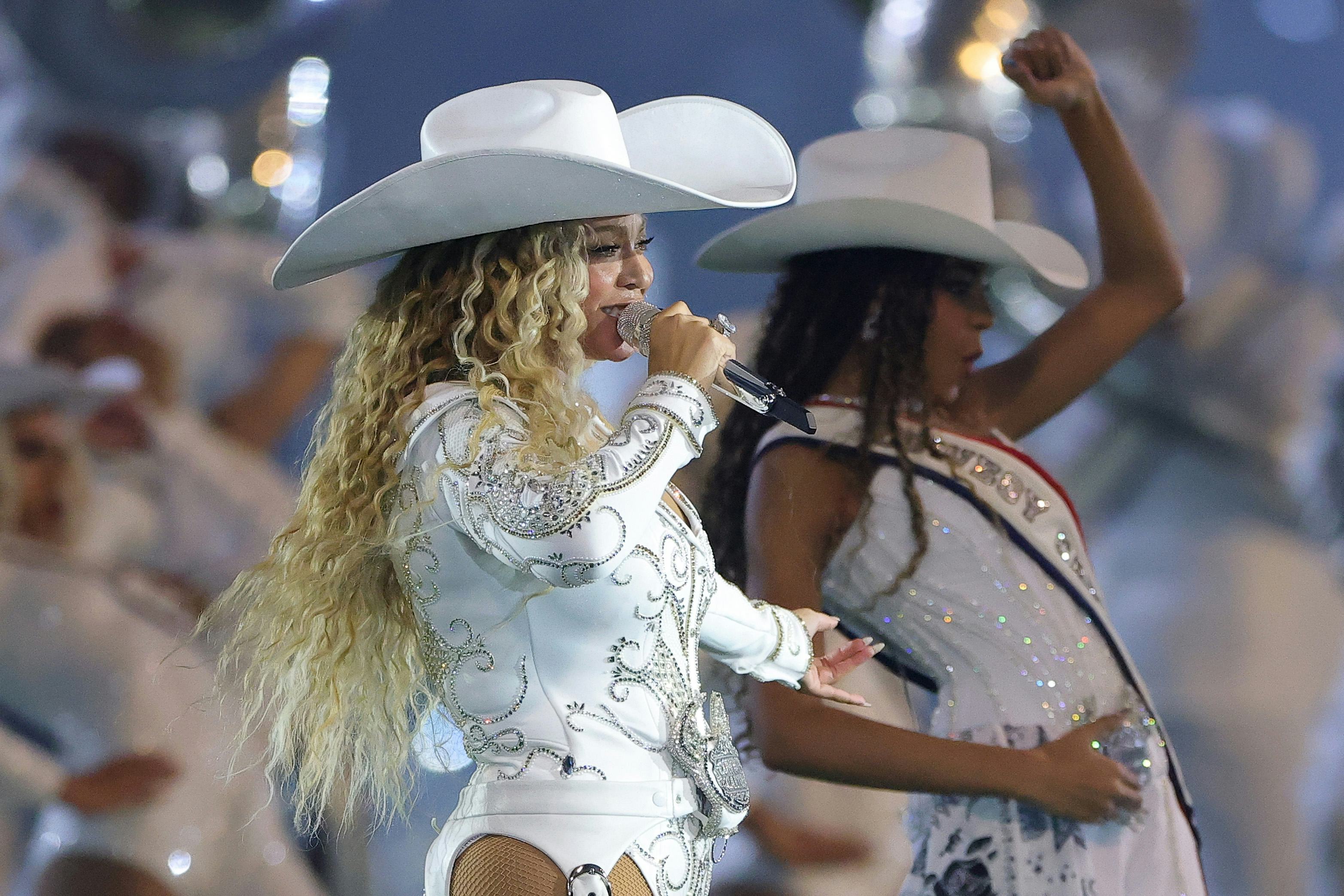 Beyoncé and Blue Ivy perform at the Christmas Day halftime show for the Baltimore Ravens vs. Houston&hellip;