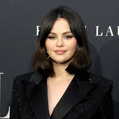 Selena Gomez just served up the perfect holiday glam inspiration with her sultry red lip combo.