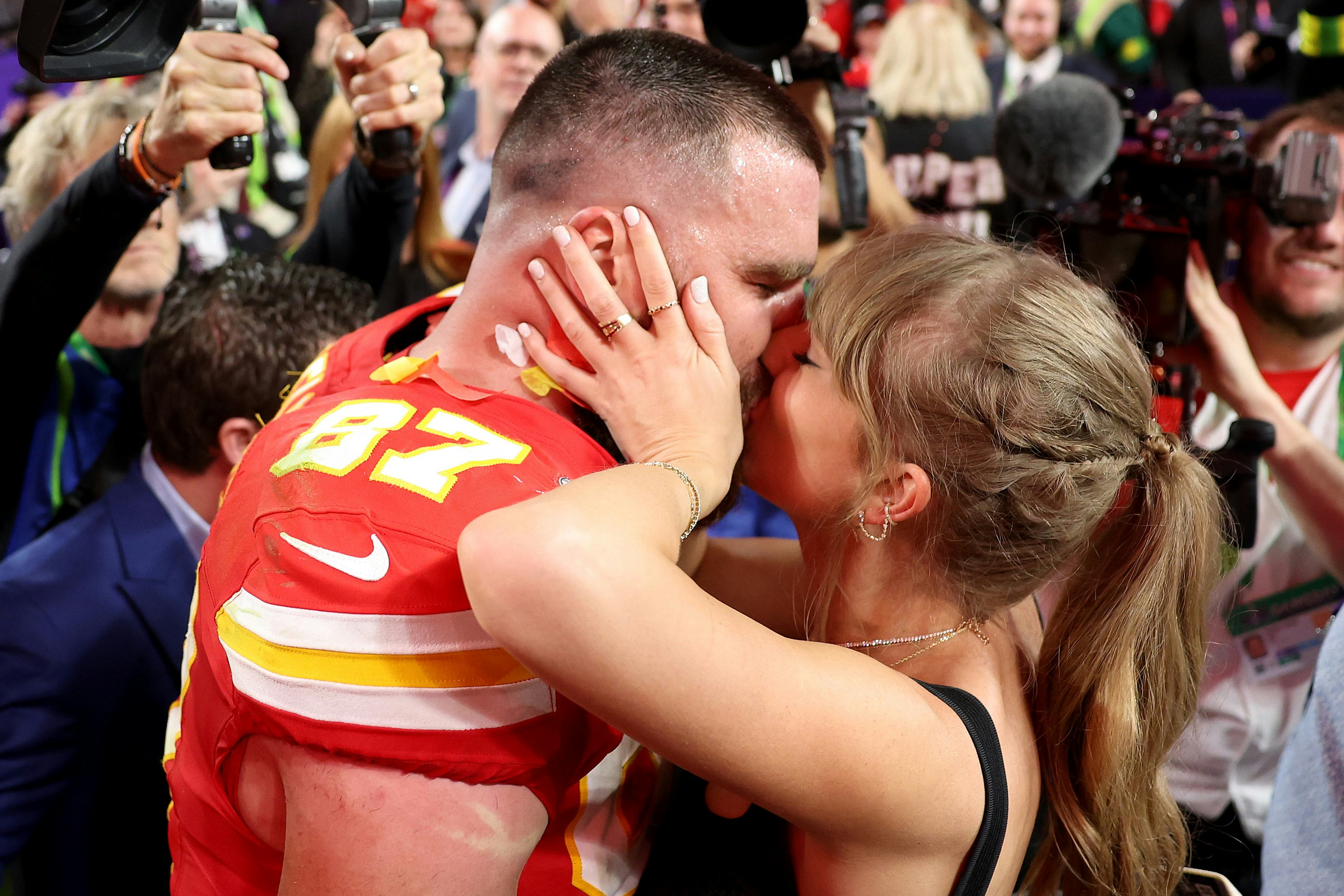 Travis Kelce kisses Taylor Swift