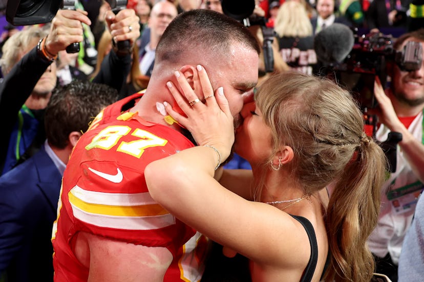 Travis Kelce kisses Taylor Swift