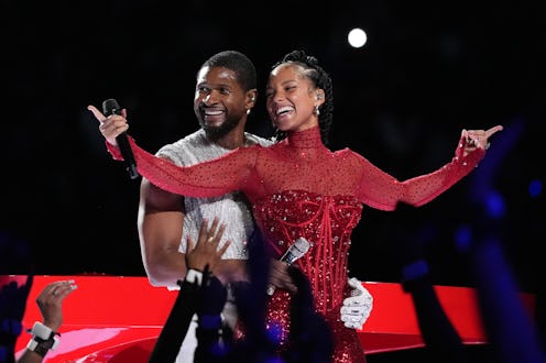 US singer-songwriter Usher performs with US singer-songwriter Alicia Keys (R) during Apple Music hal...