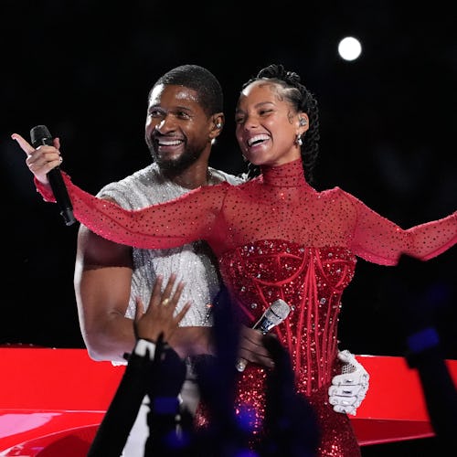 US singer-songwriter Usher performs with US singer-songwriter Alicia Keys (R) during Apple Music hal...