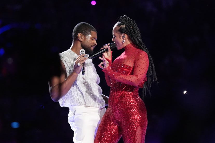 Usher and Alicia Keys sang the song “My Boo” at the Super Bowl halftime show.