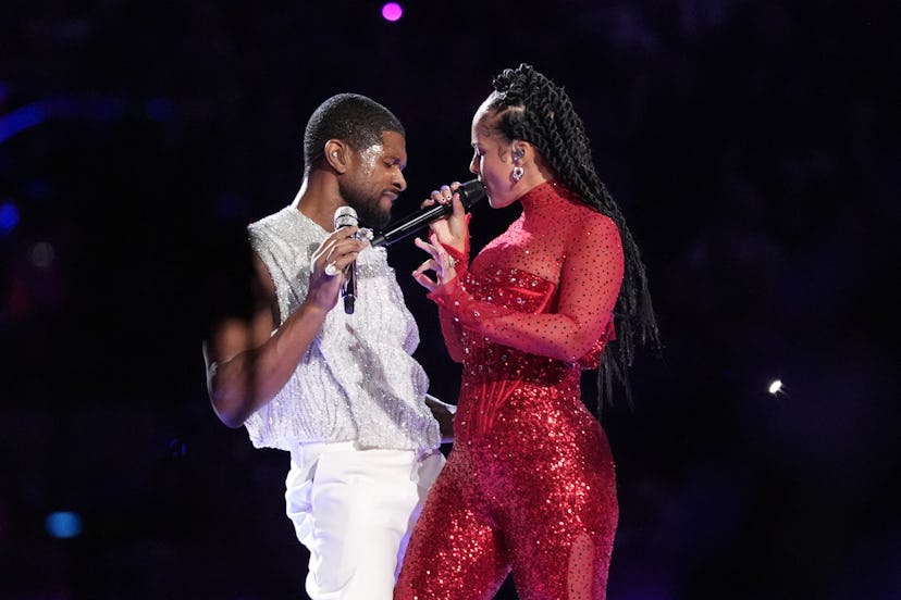 Usher and Alicia Keys sang the song "My Boo" at the Super Bowl halftime show.