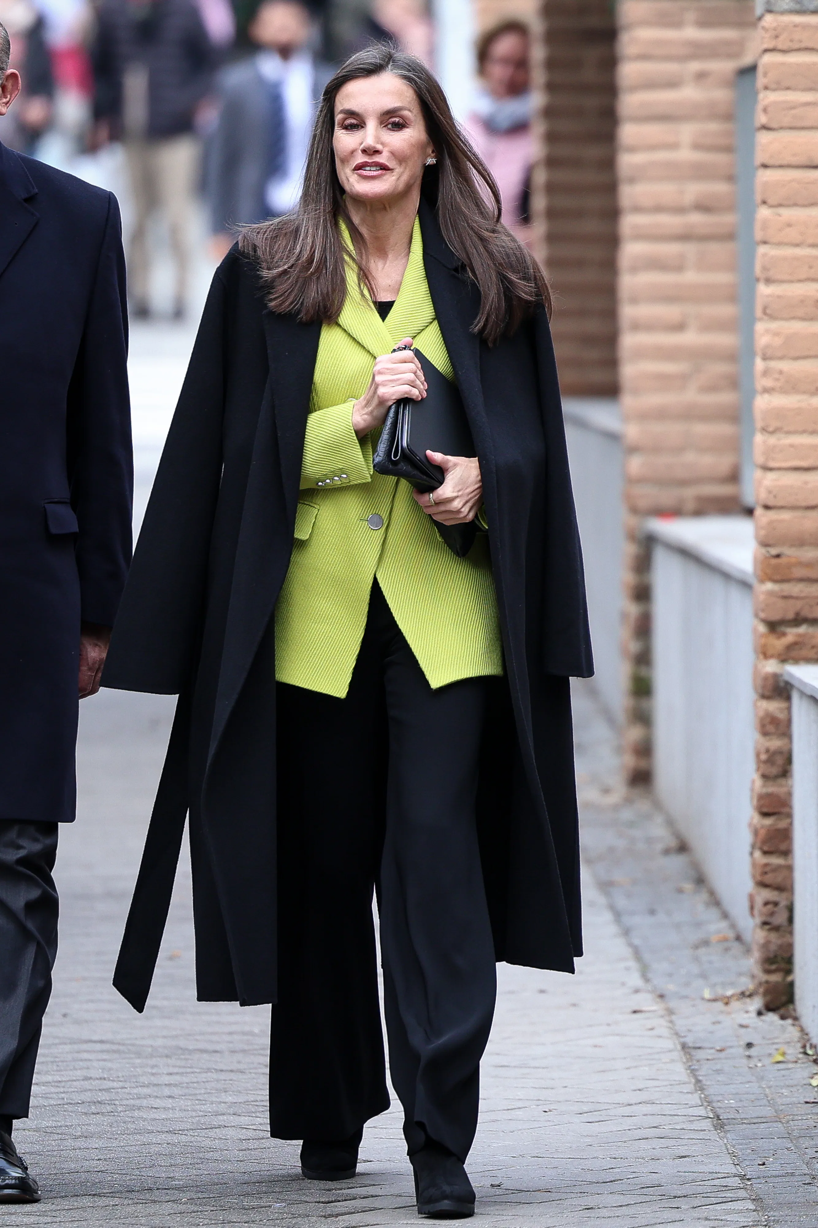 LETICIA ジャケット Queen Letizia Adds a Surprise Splash of Neon to Her Wintertime Suit