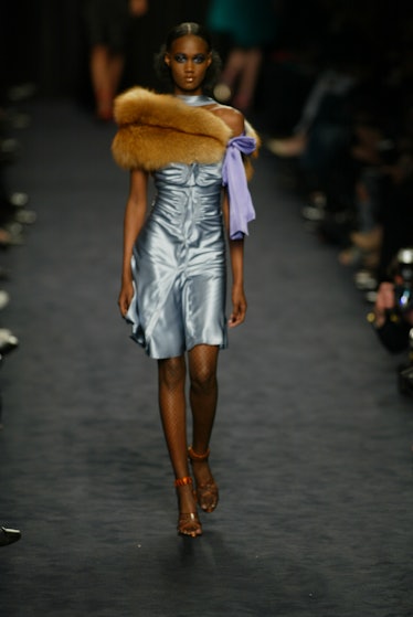 2003 sonbaharında Paris'teki Yves Saint Laurent gösterisindeki bir model.