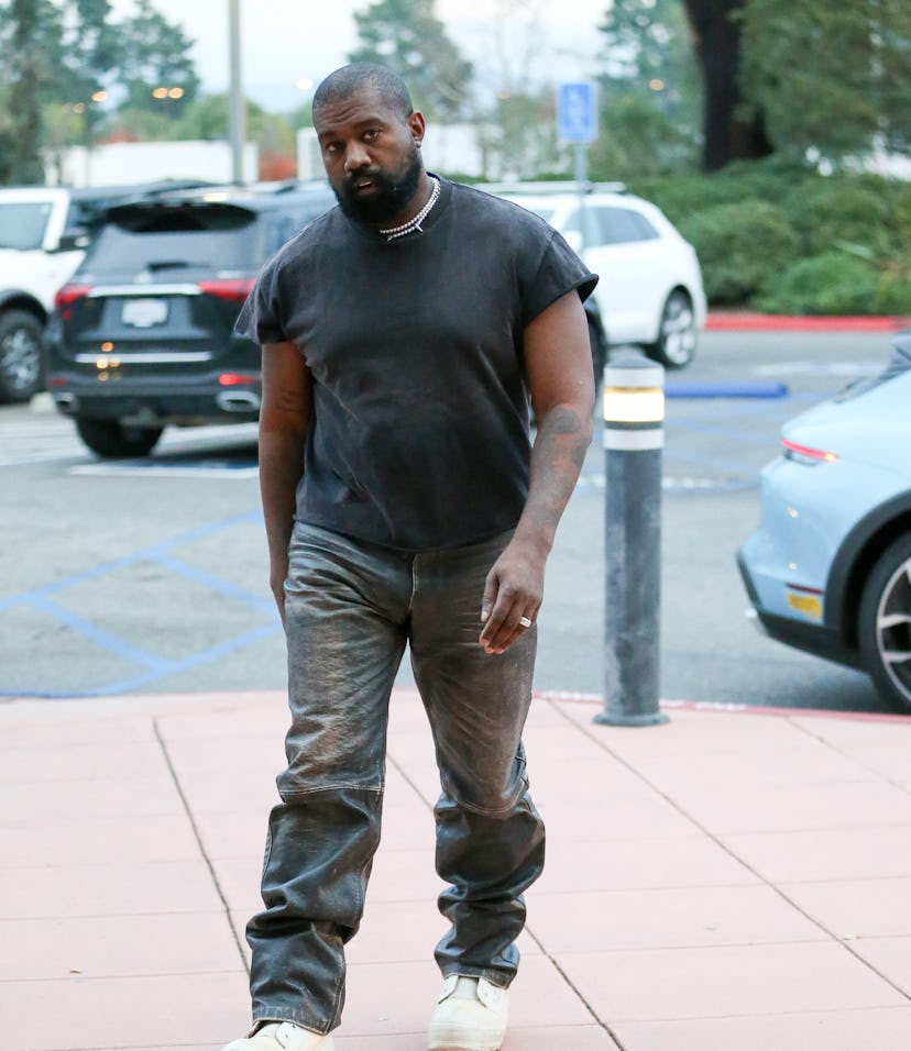 Kanye West posted a message to Taylor Swift fans that was pretty unexpected.