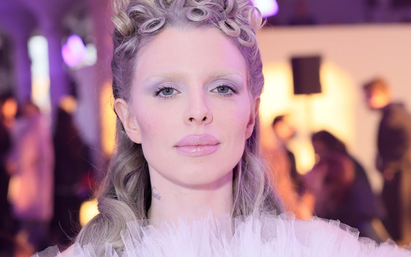 NEW YORK, NEW YORK - FEBRUARY 13: Julia Fox attends the Wiederhoeft fashion show during New York Fas...