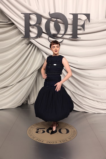 Maisie Williams, Eylül ayında Shangri-La Hotel Paris'te Paris Moda Haftası sırasında #BoF500 galasına katılıyor...