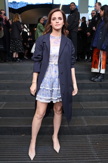 Emma Watson, sonbaharda kadın giyimi için Milano Moda Haftası sırasında Prada defilesine gelirken görülüyor...