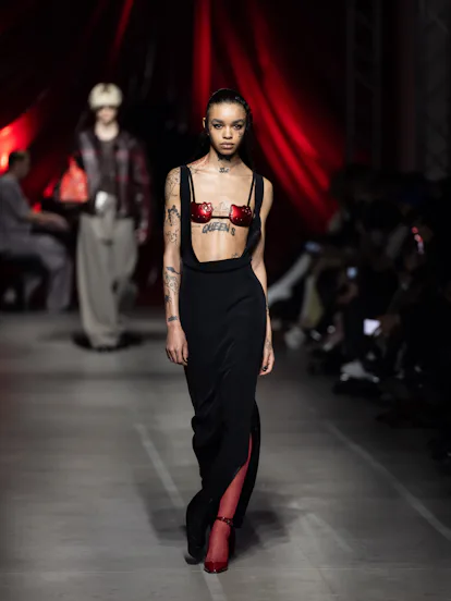 Seorang model berjalan di peragaan busana GCDS selama Milan Fashion Week.