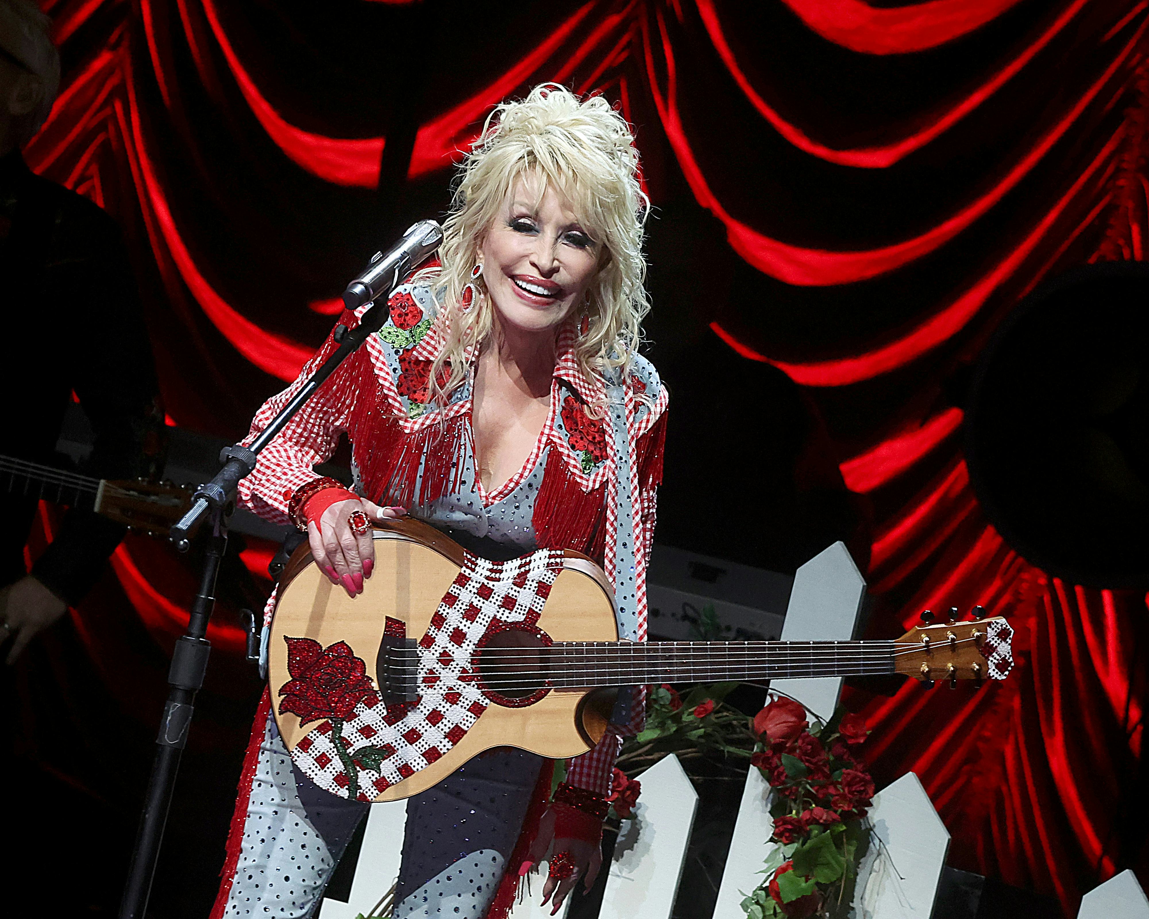 Dolly Parton Congratulates Beyoncé On "Texas Hold 'Em" Success