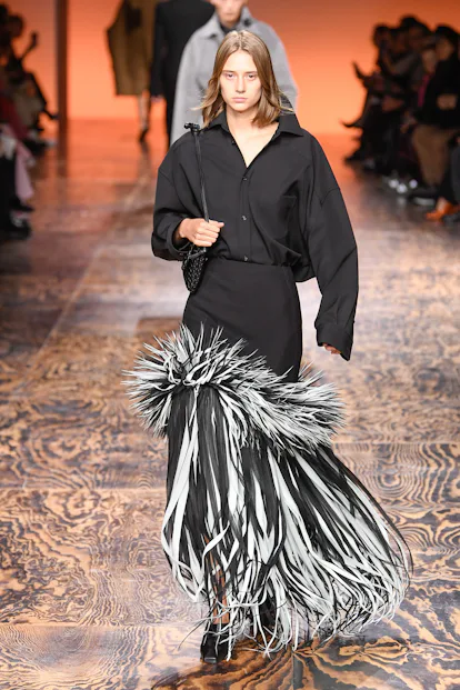 Seorang model berjalan di landasan pacu di Bottega Veneta RTW Musim Gugur 2024 selama Milan Fashion Week Ready to Wear di F...