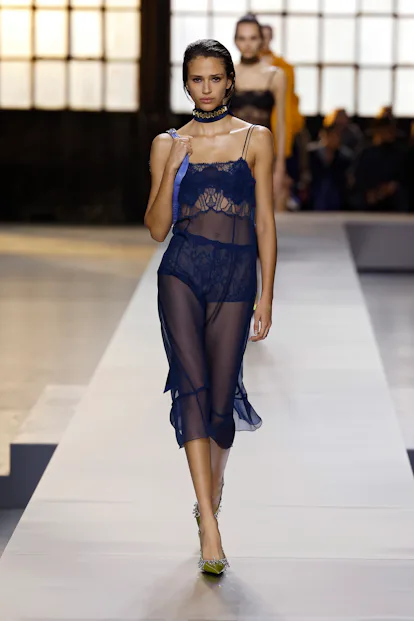 Seorang model berjalan di landasan pacu di peragaan busana Gucci selama Milan Fashion Week Womenswear Fall/Win...