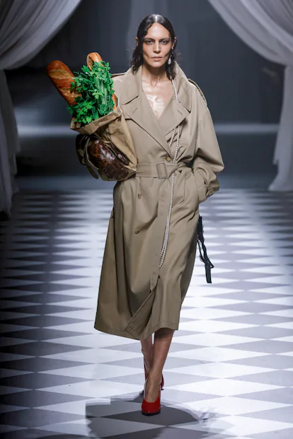 Seorang model berjalan di peragaan busana Moschino Ready to Wear Fall/Winter 2024-2025.