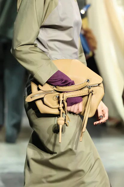 Seorang model, detail tas, berjalan di landasan pacu di peragaan busana Fendi selama Milan Fashion Week Womens...